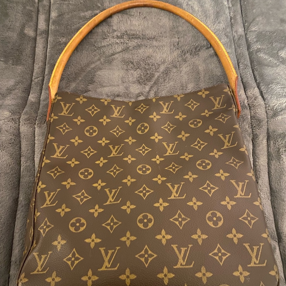 Authentic Louis Vuitton purse. Very gently used. Comes with dust cover